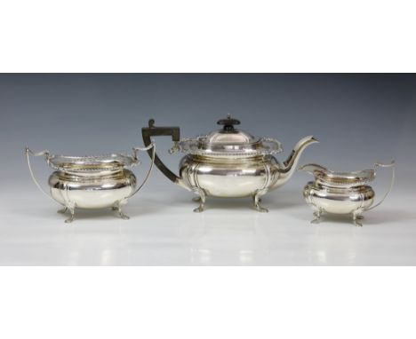 An Edwardian silver three piece tea service, James Deakins &amp; Sons, Sheffield, 1911, comprising a teapot, jug and twin han