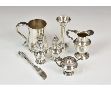 An Elizabeth II silver three piece cruet set, Birm. 1993, comprising a pair of pepper casters and a lidded mustard, with matc