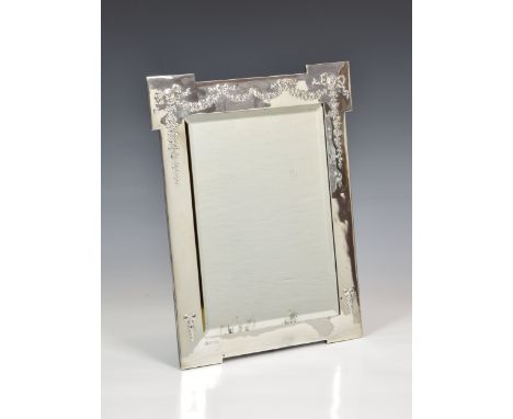 An elegant Edwardian silver easel back photo frame, William Hutton & Sons Ltd., Birmingham 1908, shaped upright rectangular f