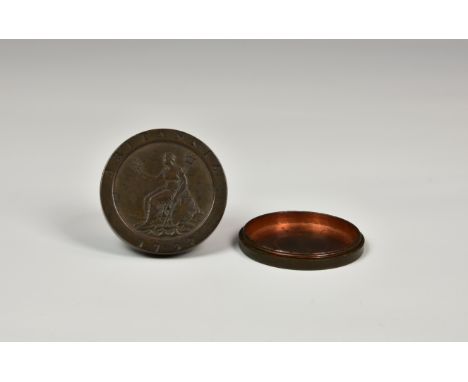 A George III 1797 cartwheel Two Penny snuff box, the coin dissected with screw function. 