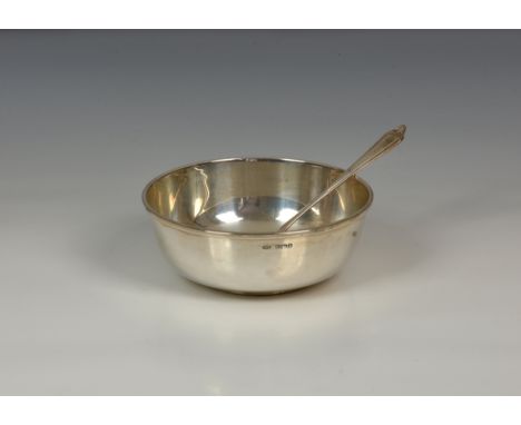 An Elizabeth II silver christening bowl and spoon, W I Broadway &amp; Co., Birm. 1986, of plain cup form, 2.85 tr.oz. 