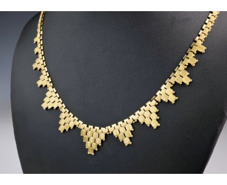 An 18ct gold articulated collar necklace, featuring pointed, interlinking panels of brushed gold scales, measuring approximat