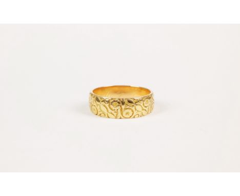 An antique 18ct gold wedding band with chased floral decoration, Birm. 1897, size R½. 
