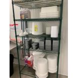 Lot de réceptacles plastique variés sur racks (n'inclus pas le savon ECOLAB soap not included).