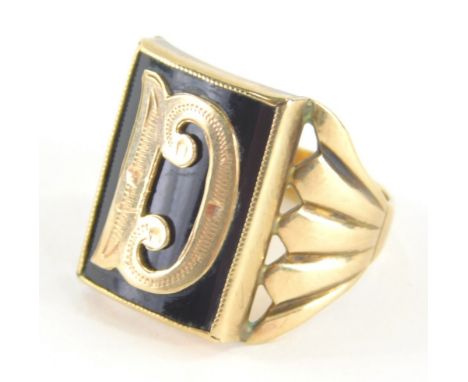 A 9ct gold gents signet ring, with large rectangular ring head, set with black agate and bearing initial D, with three fanned