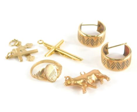 A group of 9ct gold and other jewellery, to include a pair of 9ct gold hoop earrings, 9ct gold signet ring, three crucifix pe