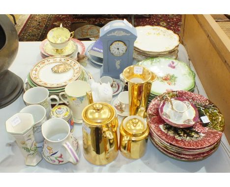 A modern Wedgwood blue and white jasperware mantel clock, 22cm high, four pieces of Aynsley 'Roco' dessert ware and other cer