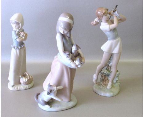 LLADRO FIGURE OF A GIRL WITH CAT AND KITTENS, No. 1309 (H: 24cm), NAO FIGURE OF A GIRL GOLFER (H: 23.5cm) AND A NAO FIGURE OF