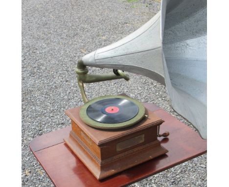 AMERICAN THE GRAMOPHONE &amp; TYPEWRITER LTD., LONDON WIND-UP GRAMOPHONE WITH A PRESENTATION PLAQUE DATED 1905, IN AN OAK CAS