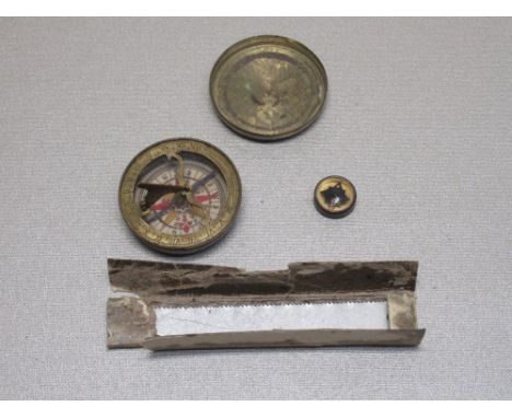 EARLY 20th CENTURY BRASS POCKET COMPASS WITH A FOLDING GNOMEN IN A BRASS CIRCULAR CASE (DIA: 4.5cm), A WORLD WAR TWO PRISIONE