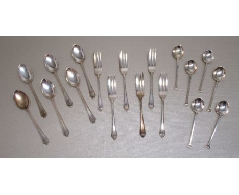 SET OF SIX GEORGE VI SILVER PASTRY FORKS, EACH WITH A FANCY HANDLE, BY R F MOSLEY, SHEFFIELD 1946, SIX FANCY HANDLED COFFEE S