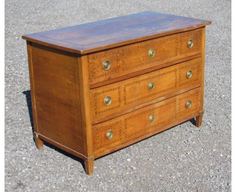 19th CENTURY ITALIAN WALNUT COMMODE WITH INLAID BANDING AND THREE DRAWERS, ON FLUTED TAPERING FEET (99cm x 115 cm x 58.2cm)