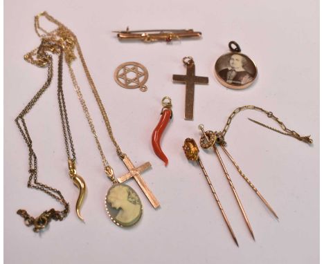 A small group of 9ct gold, yellow metal and other jewellery including fine link chain, pendants, stick pins etc, combined app