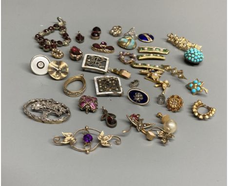 A small quantity of 19th century and later jewellery, including a rose cut diamond set mount, enamel and diamond set initial 