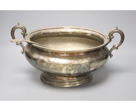 An Elkingtons silver plated soup tureen, 42 x 25cm, 18cm high, and an associated soup ladle