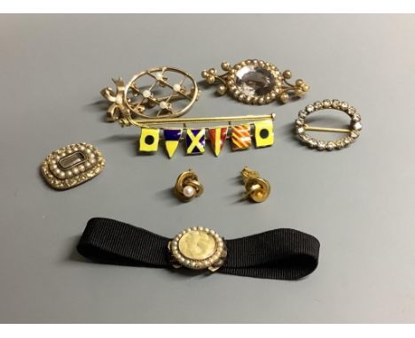 Seven items of assorted jewellery including a 15ct, rock crystal and seed pearl set brooch, 37mm, gross 5.2 grams, a 14ct &am