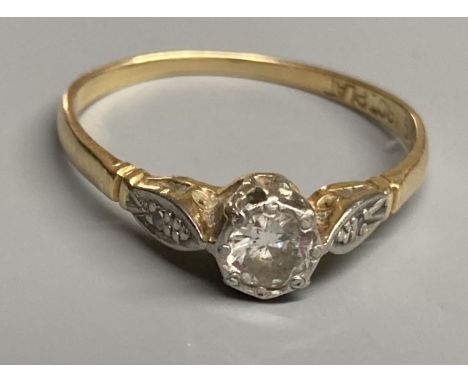 An 18ct &amp; plat, single stone diamond ring, with diamond set shoulders, size P, gross 1.9 grams.