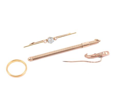 A 22ct yellow gold wedding band, gem-set bar brooch, a cravat pin and a swizzle stick; the wedding band with a court-profile,