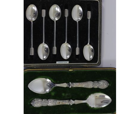 An Art Deco silver set of six coffee spoons, Sheffield 1939, case, 50gm, together with a pair of silver handled pam spoons, S