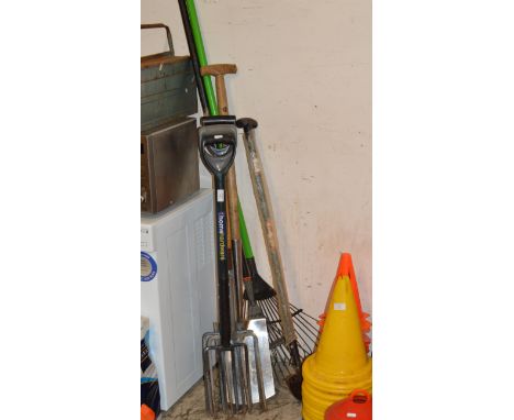 VARIOUS GARDEN HAND TOOLS     