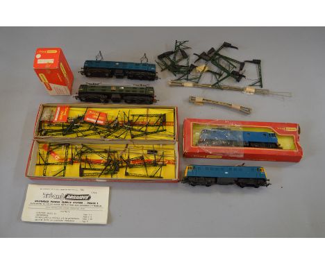 OO Gauge. Tri-ang / Hornby. 4 x pantograph electric locomotives. Together with a quantity of catenary  masts etc.

