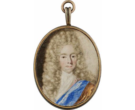   Nordeuropäisch: um 1720. Miniatur Portrait eines jungen Mannes mit langer gepuderter Perücke, in blau gefüttertem goldfarbe