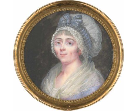   Französisch: um 1793. Miniatur Portrait einer jungen Frau in hellblauem Kleid, mit großer spitzenbesetzter Haube  um 1793. 