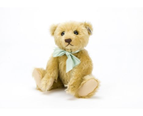 A Steiff limited edition British Collector’s 1906 Replica Teddy Bear,  2469 of 3000, in original box with certificate, 1990 (