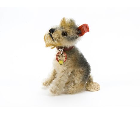 A fine Steiff rotating head Rattler dog, 1930s, With beige mohair with black and brown airbrushing, brown and black glass eye