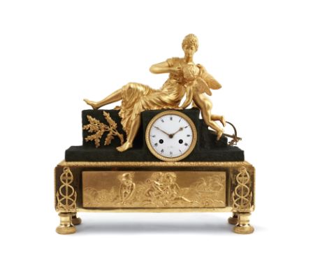 PENDULE D'EPOQUE EMPIRE A SUJET DE L'ESPERANCE NOURISSANT L'AMOUR, EN BRONZE DORE ET BRONZE PATINE An early 19th century ormo