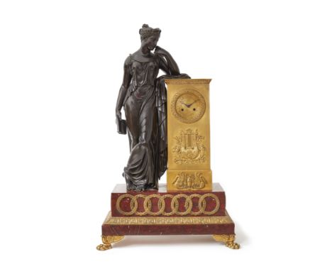 IMPORTANTE PENDULE BORNE EMPIRE DU DEBUT DU 19EME SIECLE EN BRONZE PATINE ET BRONZE DORE ORNE D'UNE FEMME DRAPEE A L'ANTIQUE 