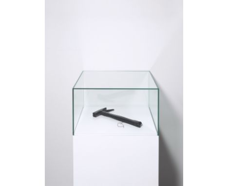 Monica Bonvicini (Venedig 1965 – lebt in Berlin). „Leather Tool (claw hammer)“. 2009Leder, Lederschnur, Hammer, mit Sockel un