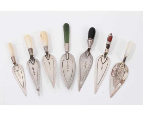 Seven silver trowel bookmarks including four with mother of pearl handles, one green hard stone and two others. 9.7cm- 7.5cm 