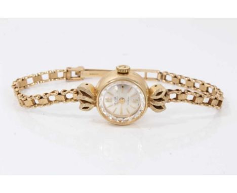 9ct gold vintage ladies Avia wristwatch on 9ct gold braceletCondition report: Weight 13.6 grams 
