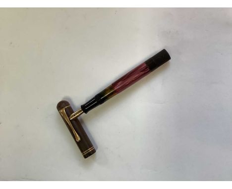 Gunther Wagner 'Pelikan' fountain pen with 14ct gold nibCondition report: Overall good condition. A small scratch to the pink