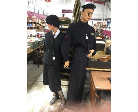 Male manneqin dressed in a Royal Navy uniform, together with a female manneqin in a Royal Navy WREN's uniform, male mannequin
