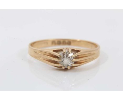 18ct gold diamond single stone ring with an old cut diamond in claw setting with reeded shoulders (London, 1915), size RCondi