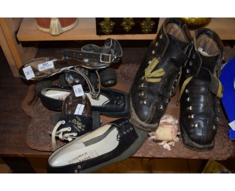 SET OF ROLLER SKATES