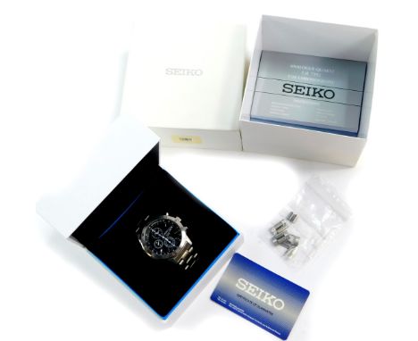 A Seiko gentleman's chronograph stainless steel bracelet wristwatch, black dial, with centre seconds, date aperture and three