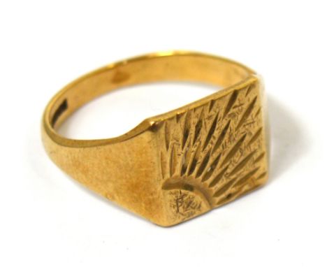 A gentlemen's 9ct gold signet ring with sunburst design, size R, approx 4g.