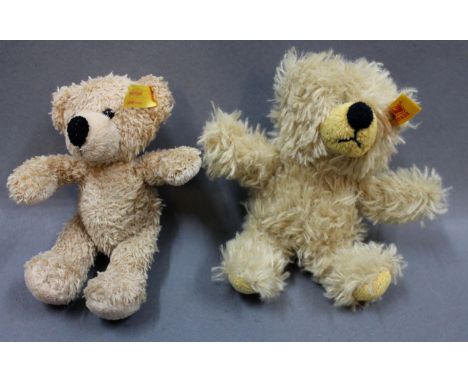 2 modern Steiff teddy bears, Charly and Flynn, with buttons and names on the back of the tags