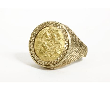 A 1911 half sovereign in a 9ct gold ring mount12.77g
