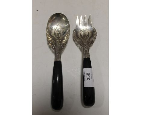 AN EASTERN WHITE METAL PIERCED FORK & SPOON SET WITH DRAGON EDGED DETAIL