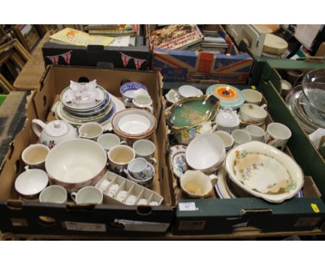 TWO TRAYS OF CERAMICS & CHINA TO INC A GREEN CARLTON WARE 'VERT ROYALE' DISH ETC
