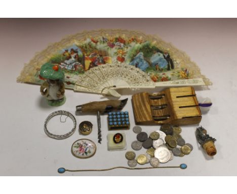 A BOX OF ASSORTED COLLECTABLES TO INC VINTAGE DARTS, COINS, SILVER BANGLE, ROYAL ALBERT BENJAMIN BUNNY ETC