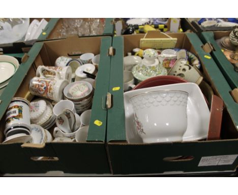 TWO TRAYS OF CHINA & CERAMICS TO INC COMMEMORATIVE WARE, ROYAL WORCESTER ETC