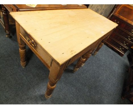AN UNUSUAL KITCHEN TABLE WITH GATE LEGS