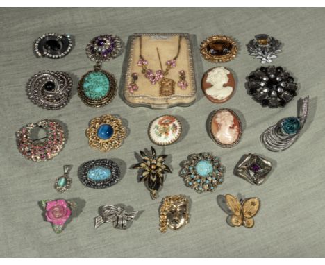 A collection of vintage brooches