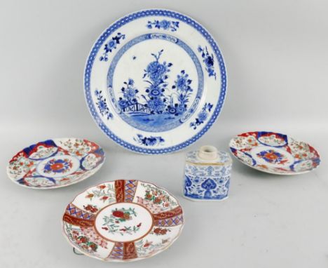 An 18th century Chinese tea caddy, of elongated octagonal form painted in blue and white with flowers and leaves (no cover) 1
