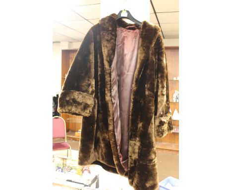 A LADIES VINTAGE FUR COAT